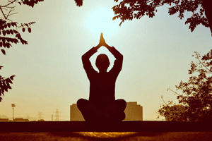 photo d'une femme pratiquant une séance de méditation