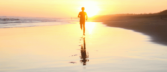 image d'un coureur sur la plage le matin en été
