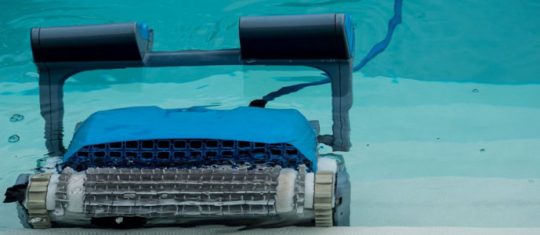 nettoyer-sa-piscine-sans-efforts-en-utilisant-un-robot-electrique