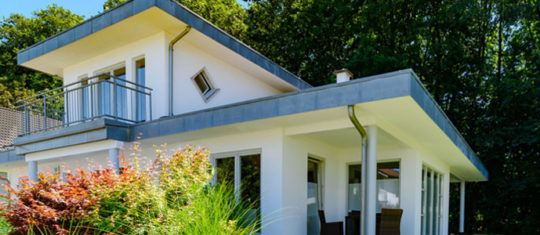 Construction de maison contemporaine à toit plat