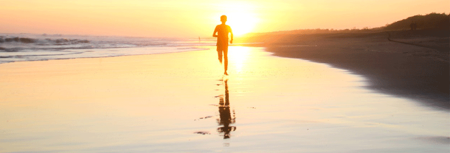 image d'un coureur sur la plage le matin en été