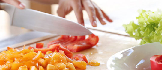 Chef en train de couper des fruits avec un couteau de cuisine