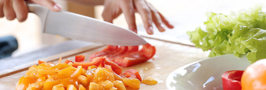 Chef en train de couper des fruits avec un couteau de cuisine