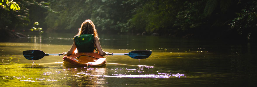 femme sur un kayak