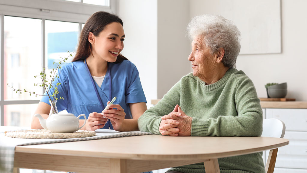 Visite d'un proche dans une chambre d'EHPAD lumineuse à Bordeaux