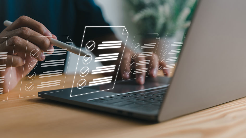 Personne organisant ses recherches d'EHPAD sur ordinateur à domicile